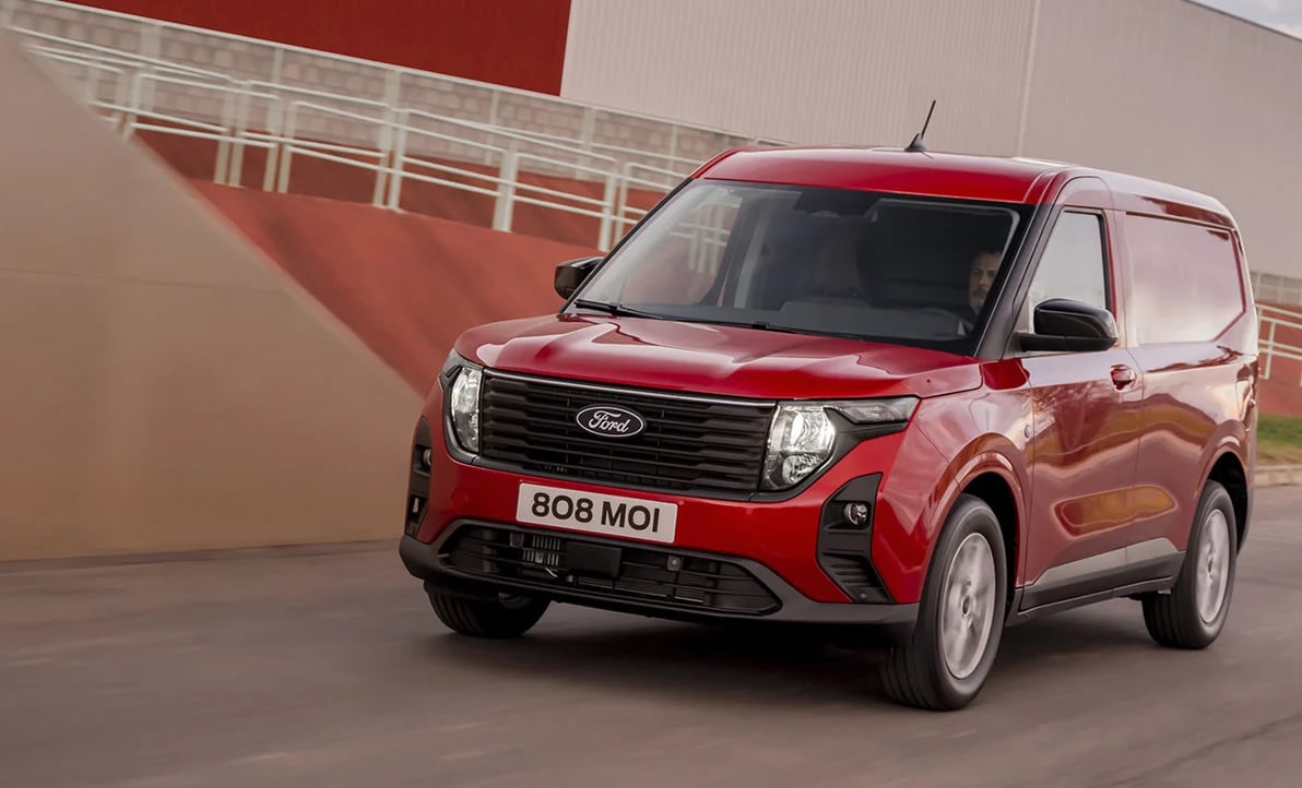 Ford Transit Courier i farven rød