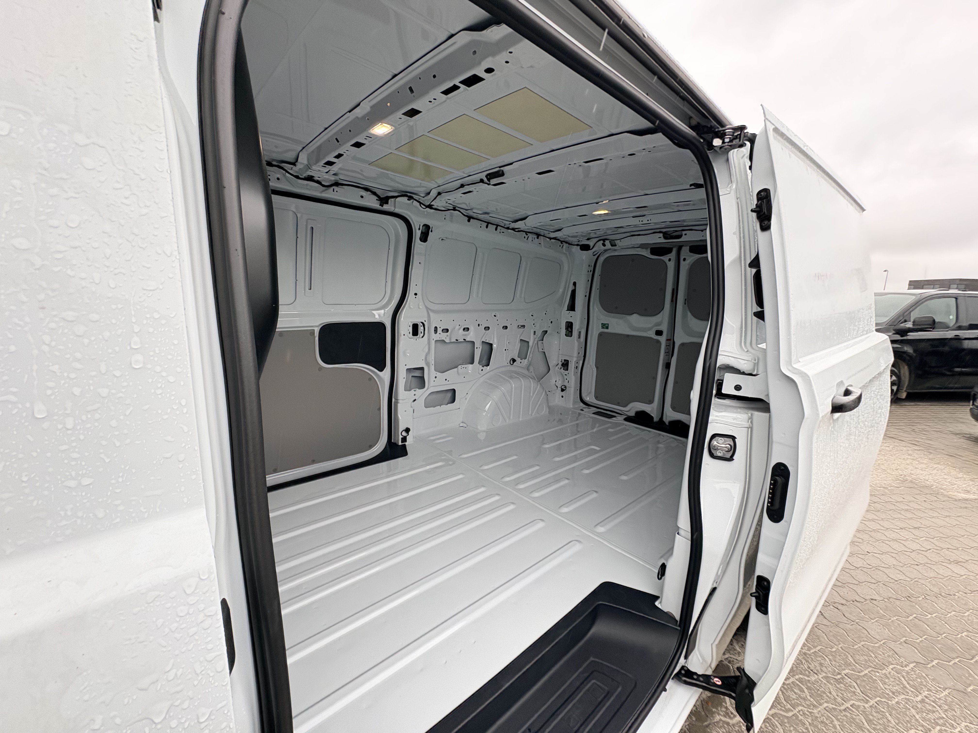 Ford E-Transit Custom 13