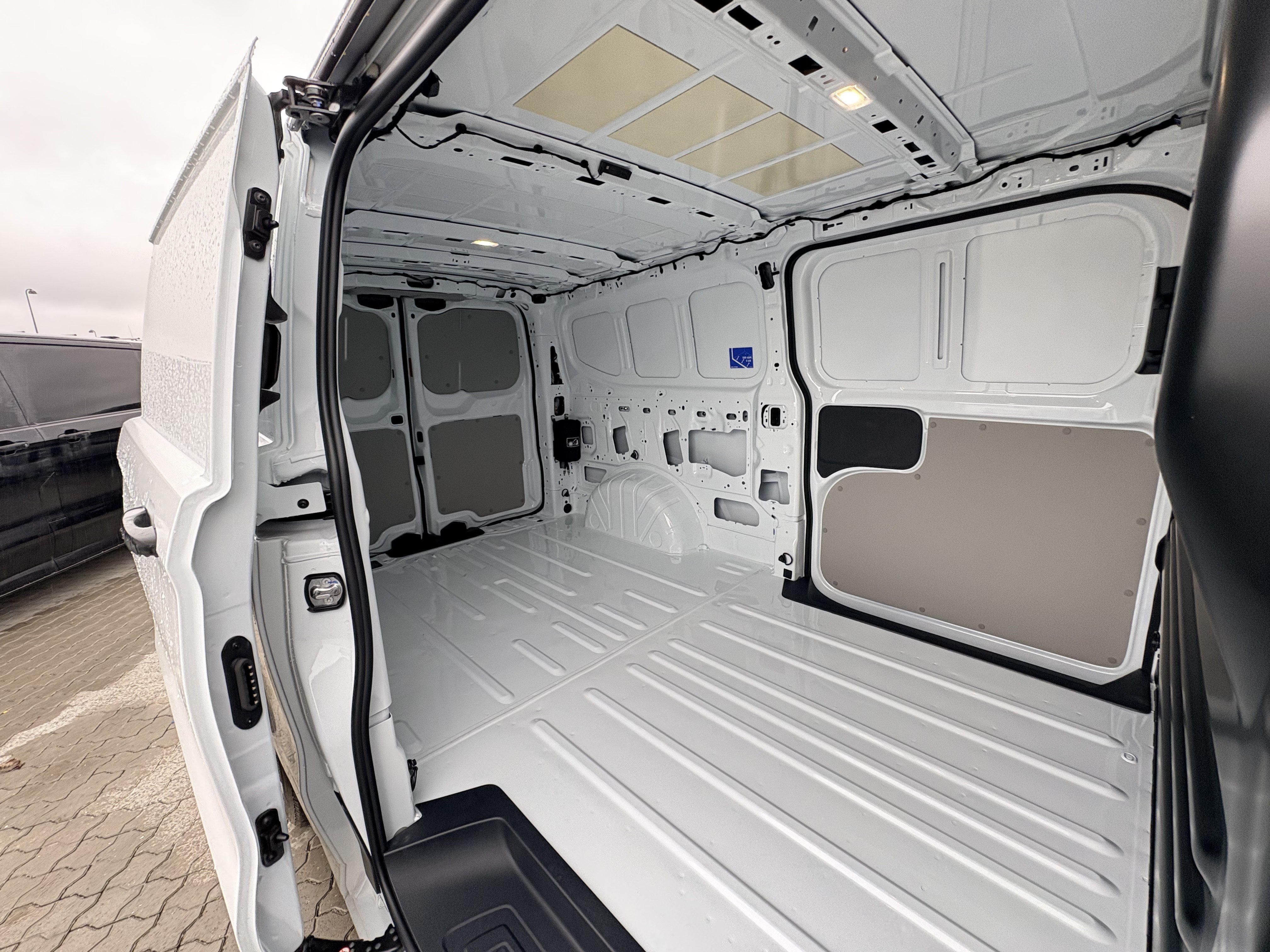 Ford E-Transit Custom 12